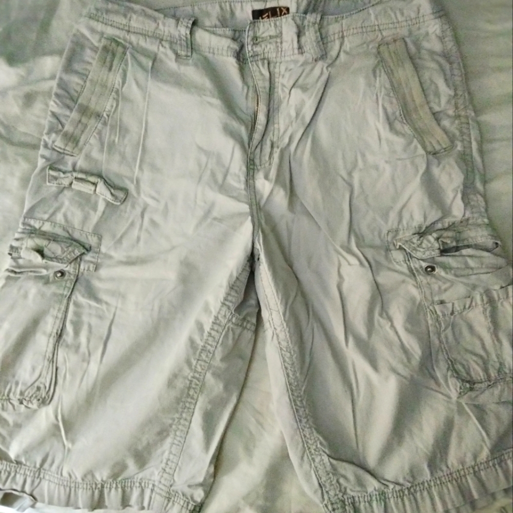 Men's Helix cargo shorts size 32